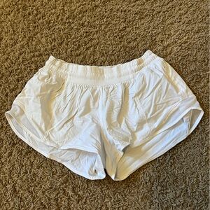 Lululemon shorty Hot Shorts 2.5”